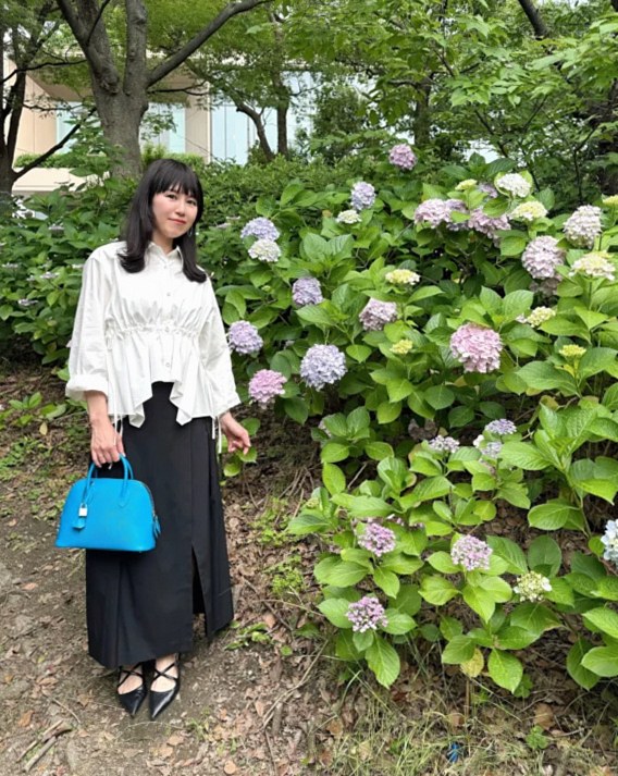 ←「似合わせ」を叶えるスタイリスト 紫陽花の季節♡ 爽やかな季節もあと少しですね。最近お気に入りのサロンコーデ、モノトーンなのに存在感があって、ひと癖あるデザインが可愛い♡ ▫️お似合いのタイプ ・パーソナルカラー：ブルベ冬 ・顔タイプ：エレガント ・骨格：ウェーブ ぜひ参考にしてみてくださいね！ ーーーーーーーーーーーーーーー 「似合う」が分かれば着たい服も自由自在！ 「私らしく輝ける」個性を活かしたイメージコンサルティング 「似合う×なりたい」でお客様の魅力を最大限に引き出す カラー・ファッション・メイクをトータルでご提案します。 【 Fashionstylepro 東京・渋谷 】 ・16タイプパーソナルカラー ・顔タイプ診断 ・骨格診断（3タイプ＋7タイプ） ・顔分析メイクレッスン ・ショッピング同行 ・ウエディングアドバイス <保有資格> ・色彩検定１級 ・ラピスアカデミー/CSCAカラースタイル検定１級 ・色彩技能パーソナルカラー検定（モジュール1.2.3） ・顔タイプアドバイザー1級 ・顔タイプウエディングアドバイザー ・骨格診断アドバイザー１級 ・7タイプ骨格診断士 ・メイクアップアドバイザー ⏬メニュー詳細・お申込み・お問合せはプロフィールURLの各ページへ @fashionstylepro ーーーーーーーーーーーーーーー #イメージコンサルタント東京 #パーソナルカラー東京 #骨格診断東京 #顔タイプ診断東京 #メイクレッスン東京
