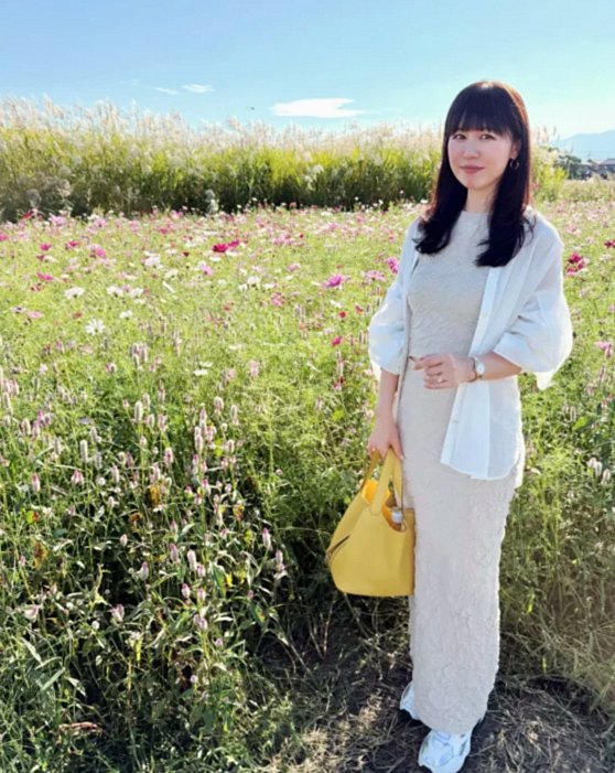 ←「似合わせ」を叶えるスタイリスト イエベ春×ソフトエレガントのカジュアルコーデ🪄 花畑へ🌸 セットアップは @maisonspecial_women ♡ カジュアルなスタイリングも ベーシックカラーでまとめると大人っぽく仕上がります◎ ▫️お似合いのタイプ ・パーソナルカラー：イエベ春 ・顔タイプ：ソフトエレガント〜フェミニン ・骨格：ウェーブ ぜひ参考にしてくださいね！ ーーーーーーーーーーーーーーー 「似合う」が分かれば着たい服も自由自在！ 「私らしく輝ける」自身の個性を活かしたイメージコンサルティング 「似合う×なりたい」であなたの魅力を最大限に活かした カラー・ファッション・メイクをトータルでご提案します。 【 Fashionstylepro 東京渋谷 】 ・16タイプパーソナルカラー ・顔タイプ診断 ・骨格診断（3タイプ＋7タイプ） ・顔分析メイクレッスン ・ショッピング同行 ・ウエディングアドバイス <保有資格> ・色彩検定１級 ・ラピスアカデミー/CSCAカラースタイル検定１級 ・色彩技能パーソナルカラー検定（モジュール1.2.3） ・顔タイプアドバイザー1級 ・顔タイプウエディングアドバイザー ・骨格診断アドバイザー１級 ・7タイプ骨格診断士 ・メイクアップアドバイザー ⏬メニュー詳細・お申込み・お問合せは プロフィールURL各ページへ @fashionstylepro.tokyo ーーーーーーーーーーーーーーー #イメージコンサルタント東京 #パーソナルカラー東京 #骨格診断東京 #顔タイプ診断東京 #メイクレッスン東京