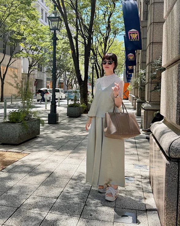 ← イエベ春でも似合う♡イエベ秋カラーの着こなし術 サテンのアッシュグリーン💚 イエベ秋・ミューテッドオータムが得意なカラーですが、 サテンのツヤ感と程よい明るさがあるため、 イエベ春の方にも取り入れやすいカラーです◎ コーデは、 ベージュ〜トープカラーを合わせて 明るくやわらかなイエローベース配色に。 同じベースでまとめた配色は馴染みが良いので、 色合わせに迷ったときにもおすすめ🪄 ・サテンのツヤ素材 ・繊細なレース ・上品なワンピース ・エレガントタイプに似合うサングラス 顔タイプエレガントの得意な要素を取り入れることで、 統一感のある洗練されたスタイリングに仕上がります🤍 「似合う色」だけでなく、 素材・デザイン・配色まで合わせることで、 魅力はさらに引き立ちます✨ ▫️お似合いのタイプ ・パーソナルカラー：イエベ春・秋 ・顔タイプ：エレガント ・骨格：ウェーブ ぜひ参考にしてみてください！ ーーーーーーーーーーーーーーー 「似合う」が分かれば、着たい服も自由自在！ 「私らしく輝ける」個性を活かしたイメージコンサルティング 「似合う×なりたい」であなたの魅力を最大限に引き出す カラー・ファッション・メイクをトータルでご提案します。 【 Fashionstylepro 東京・渋谷 】 ・16タイプパーソナルカラー ・顔タイプ診断 ・骨格診断（3タイプ＋7タイプ） ・顔分析メイクレッスン ・ショッピング同行 ・ウエディングアドバイス <保有資格> ・色彩検定１級 ・ラピスアカデミー/CSCAカラースタイル検定１級 ・色彩技能パーソナルカラー検定（モジュール1.2.3） ・顔タイプアドバイザー1級 ・顔タイプウエディングアドバイザー ・骨格診断アドバイザー１級 ・7タイプ骨格診断士 ・メイクアップアドバイザー ⏬メニュー詳細・お申込み・お問合せは プロフィールURL各ページへ info@fashionstylepro.com ーーーーーーーーーーーーーーー #イメージコンサルタント東京 #パーソナルカラー東京 #骨格診断東京 #顔タイプ診断東京 #メイクレッスン東京